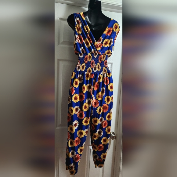 EUC blue flowered romper size large - Picture 2 of 4